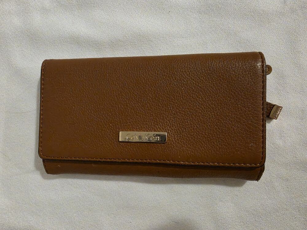Calvin Klein Women’s Brown Cognac Bifold Wallet Zip Pocket ID Card Organizer